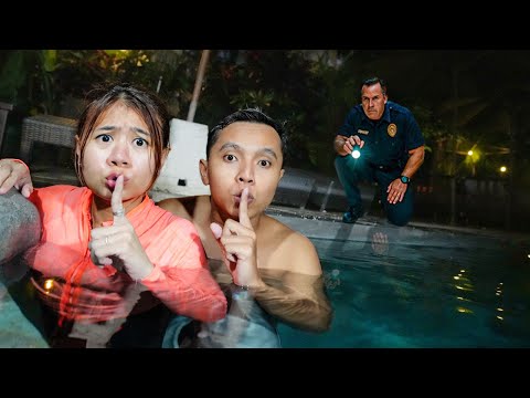 RENANG SAMPAI TUTUP!! KITA SEMBUNYI DARI SECURITY!!