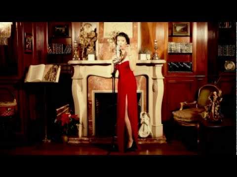 Vedeta Antenei 1, Alexandra Badoi a lansat o melodie de Craciun. Ascult-o aici!