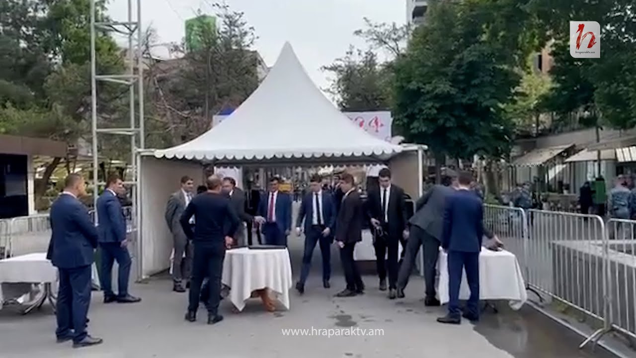 ՊՊԾ աշխատողները հերթով ստուգում են Օպերայի տարածք մտնողներին