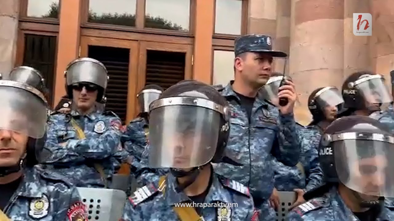 Ոստիկանները դրեցին սաղավարտները. լարված իրավիճակ՝ կառավարության առջեւ