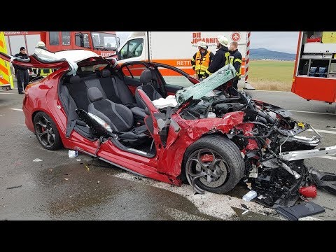 Fünf Verletzte: Schwerer Unfall auf der B7 bei Calden