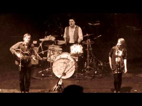 Johnny & Lillie Flynn feat. Marcus Mumford - Tickle me pink @Hammersmith Apollo in London (09.10.10)
