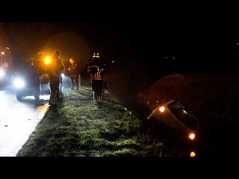 Auto in de sloot na stuurcorrectie | Brandweer Dokkum komt met spoed aan