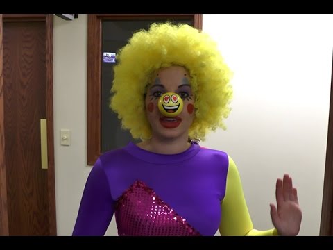 Kelly Tries to Cure Maria-Maria's Fear of Clowns