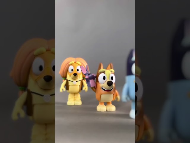 Vídeo relacionado con Bluey - Pack 8 Figuras Aventura, Figuras Articuladas Amigos Preparados para IR de Aventuras, Muñecos de la Serie Infantil, Aumenta tu Colección con Este Pack, Famosa (BLY73000)
