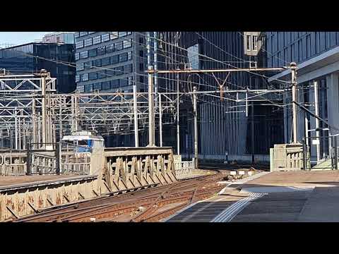Onbekende VolkerRail passeert station Amsterdam Centraal