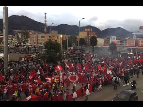 "Llegada del DRB al Campin Fortaleza 2 América 0" Barra: Disturbio Rojo Bogotá • Club: América de Cáli