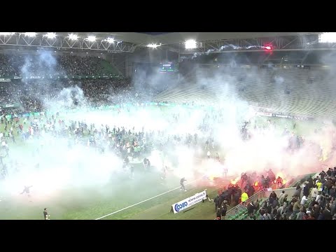 Mal wieder! Platzsturm und schwere Ausschreitungen in Frankreich | DAZN