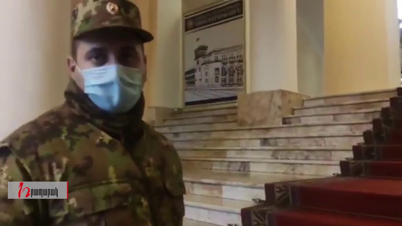 Աստիճանների վրա կանգնած լրագրողները սպառնո՞ւմ են վարչապետի անվտանգությանը