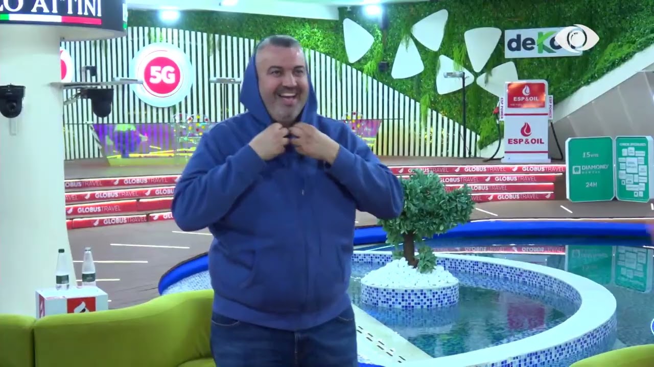 Selin këndon duke kërcyer para Rogertit