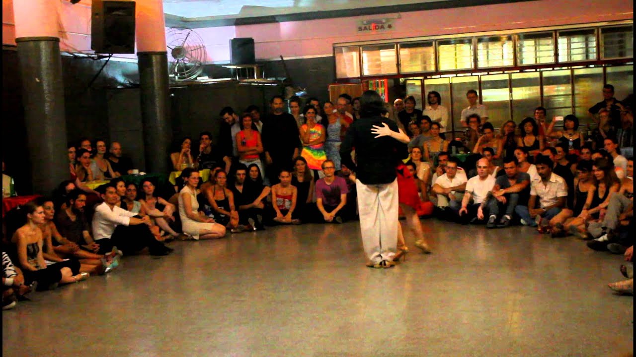 Ariadna Naveira y Fernando Sanchez bailan en Villa Malcolm - Loca