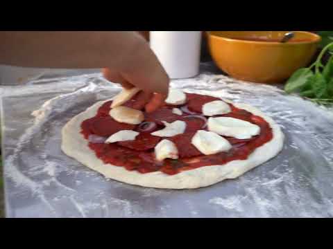 Fazendo autêntica pizza italiana no forno de pizza GrillSymbol Pizzo a lenha!