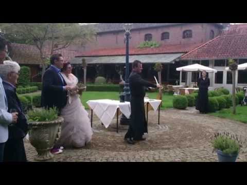 VIDEO! Așa NU trebuie deschizi o sticlă de șampanie scumpă!