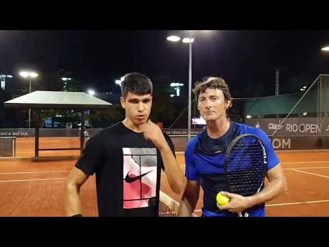 Carlos Alcaraz divirtiéndose con los ejercicios de calentamiento