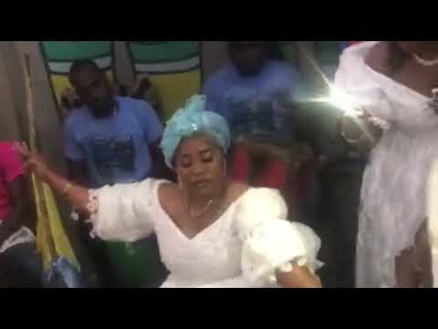 Mambo Klèmezin k ap bale kay la