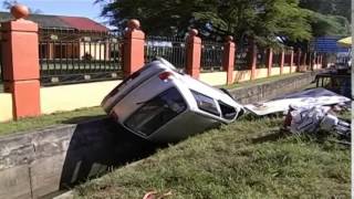 preview picture of video 'Kereta Terbabas Rempuh Bazar Ramadhan Di Kampung Behor Pulai, Kangar'