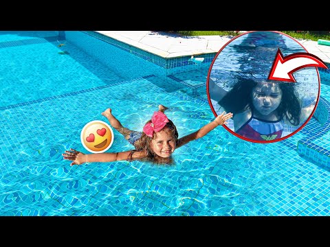 MINHA IRMÃZINHA MERGULHOU NA PISCINA DA CASA NOVA PELA PRIMEIRA VEZ!