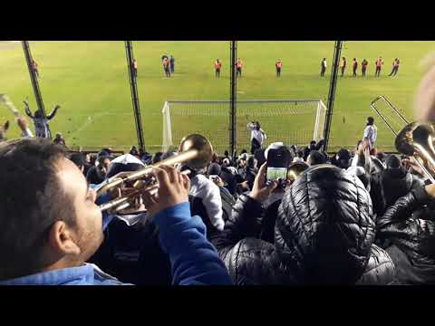 "La fiesta después del partido / La Barra De Caseros en Sarandí." Barra: La Barra de Caseros &bull; Club: Club Atlético Estudiantes