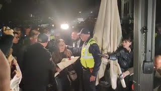 I fiori e le lacrime di Romina Carso, cugina di Giacomo Bongiorni ucciso a Massa: «Qui è morto, o...