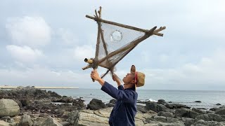 为了抓到海货来招待表妹，村大少用废网来制作鱼笼，收获到大蟹王