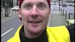 „Doppel-Fluxus-Kunstwerk“ - Übersprühung des Ruhenden Verkehr von Wolf Vostell in Köln, 1993