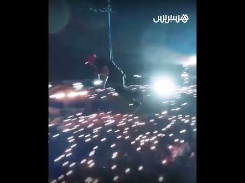 الفنان المصري تامر حسني يطير على مسافة 120 مترا في حفله الغنائي الأخير بالقاهرة