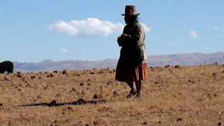 preview picture of video 'Peru Picnic near Chinchero: Women Spinning Yarn'