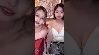 キャバ嬢右の純白ドレスの子のパンチラ！パンツが見えてる❤️