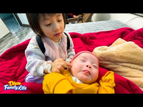 Diem helps dad apply anti-chapping cream to Baby Banh Bao's cheeks