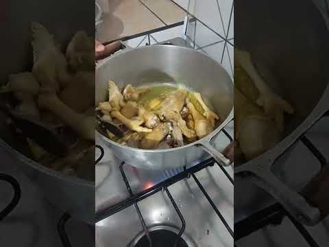 Frango caipira delicioso: Tião Lambão prepara a receita típica em Goiás! 🍗🔥