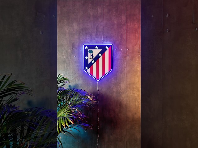 Vídeo relacionado con Llavero oficial del Atlético de Madrid. Piel color rojo100% vacuno, escudo del club grabado. Se entrega en caja negra con el escudo. Ideal para regalo.