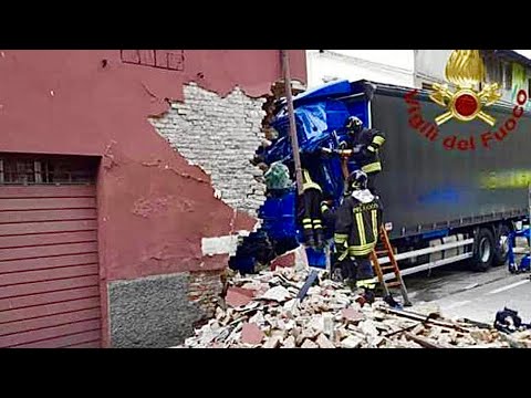 TIR SI SCHIANTA CONTRO UNA CASA: MORTO SUL COLPO IL CONDUCENTE. DRAMMA A REGGIO EMILIA