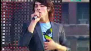 Jonas Brothers - When you look me in the eyes (live)