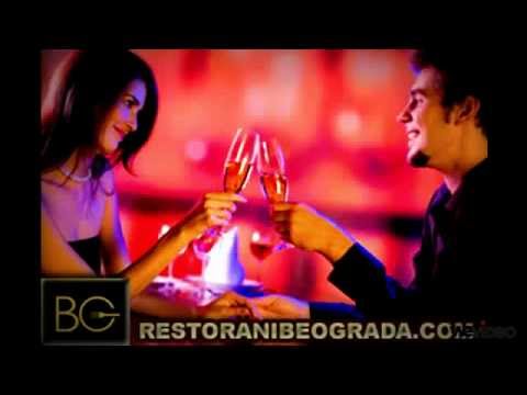 Bonton za stolom u restoranu