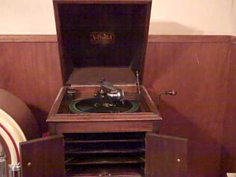 VARSITY EIGHT CALIFORNIA RAMBLERS ADRIAN ROLLINI - KNOCK AT THE DOOR - ROARING 20'S VICTROLA.MP4