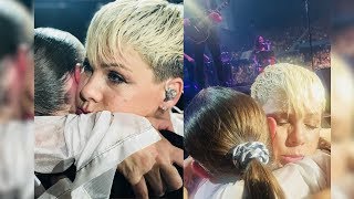 Download lagu Pink Stops Concert To Hug Grieving Teen After Reading Sign That Mom Died mp3