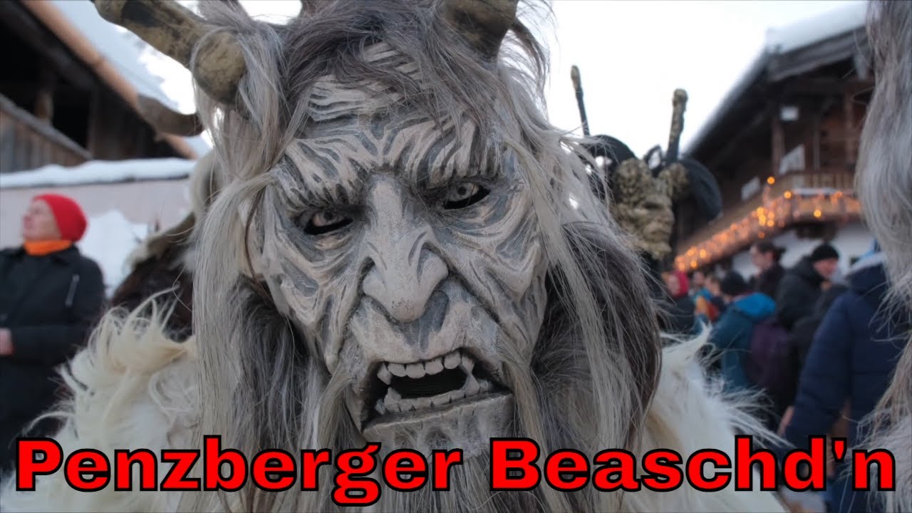 Krampusse verbreiten Angst und Schrecken: Perchten im verschneiten Freilichtmuseum Glentleiten