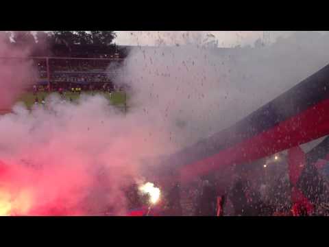 "MAFIA AZUL GRANA poniendo el Qarnaval en el valle" Barra: Mafia Azul Grana • Club: Deportivo Quito