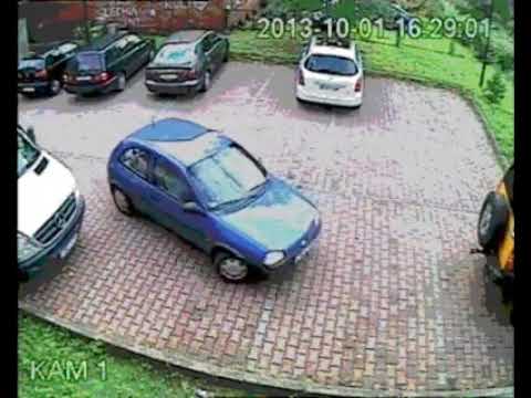 Deve uscire da un parcheggio facile facile ma guardate che diavolo combina!!!