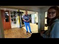 De corona kletskar rijdt je door het afgesloten verzorgingshuis