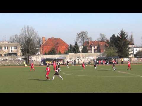 Strzał Pawła Janusa w meczu Piast Żerniki W-w - MKP Wołów (0:3).