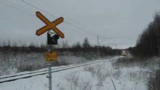 preview picture of video 'Finnish Express train passes dangerous level crossing'