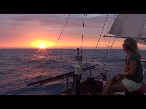 Ep033 11 kts Riding the Gulf Stream, Broken Shroud, Torn Sail...400 mile passage to the USA!