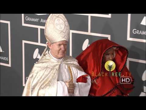 2012 GRAMMY Awards | Nicki Minaj hits the Red Carpet with 'The Pope'