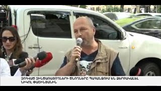 ՈՒՂԻՂ. Զոհված զինծառայողների ծնողները դատախազության դիմաց