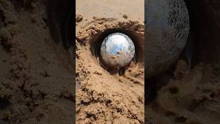 Download lagu Aliens hid their UFO on the beach mp3 Download lagu Aliens hid their UFO on the beach mp3