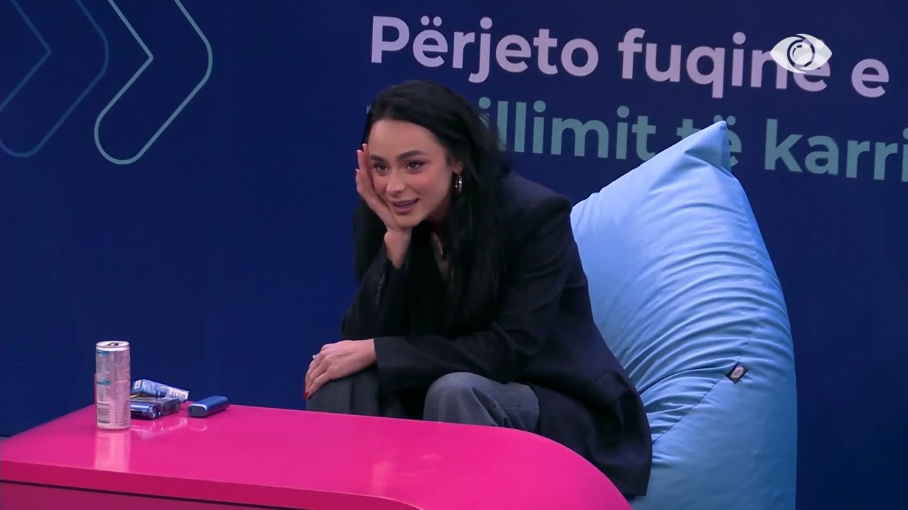 Valbona i përgjigjet telefonatës së radhës në italisht