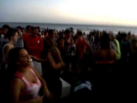 BAILANDO EN LA PLAYA