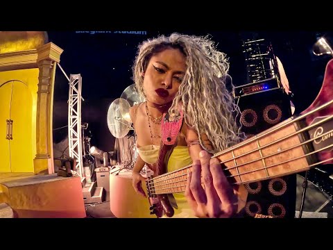 Willow Smith - Wait A Minute | Mohini Dey Live Bass Cam | Opening for Coldplay |