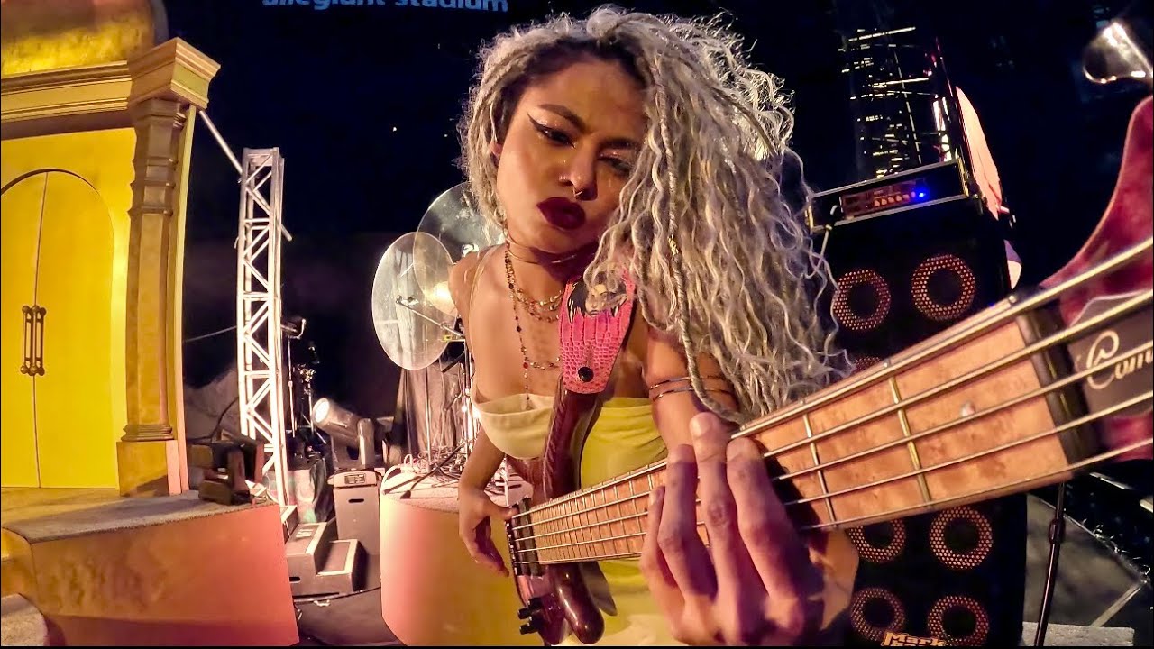 Willow Smith - Wait A Minute | Mohini Dey Live Bass Cam | Opening for Coldplay | - YouTube